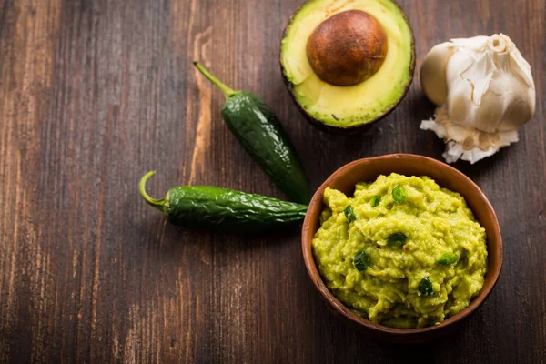 Guacamole with ingredients — Stock Photo, Image