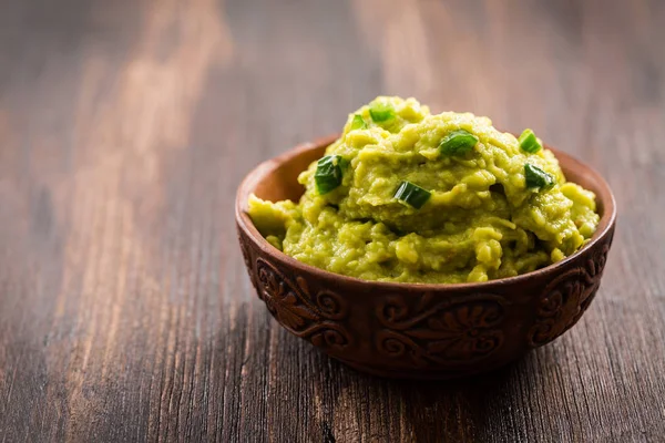 A fából készült asztal guacamole Guacamole — Stock Fotó