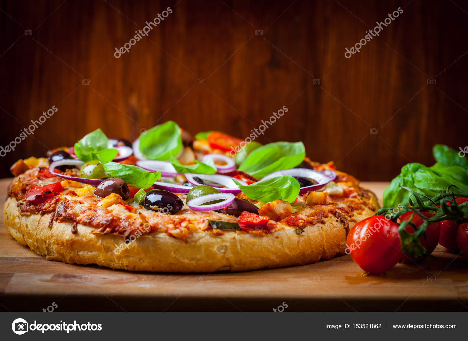 Domates ve zeytin geleneksel ev yapımı pizza Stok fotoğrafçılık