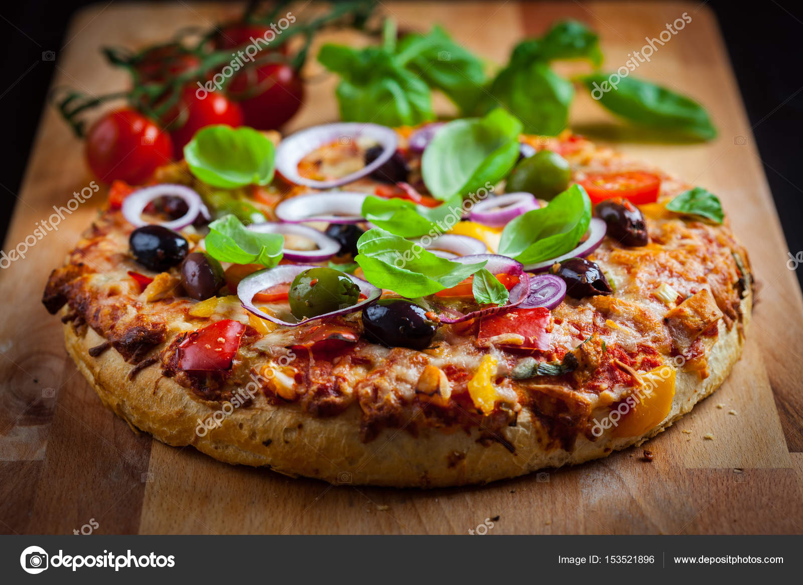 Domates ve zeytin geleneksel ev yapımı pizza Stok fotoğrafçılık