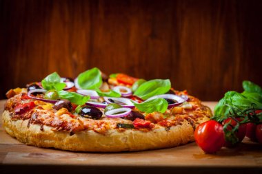 Domates ve zeytin geleneksel ev yapımı pizza