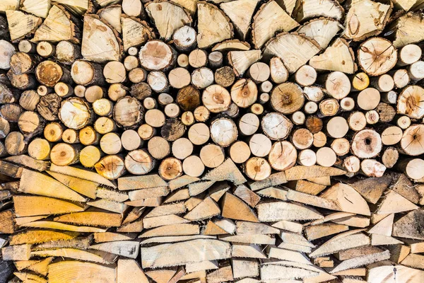 Mucchio di tronchi di legno in giardino — Foto Stock