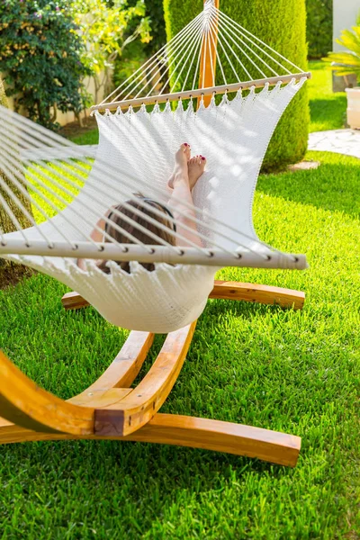 Girl relaxing and listening to music in hammock — Stock Photo, Image
