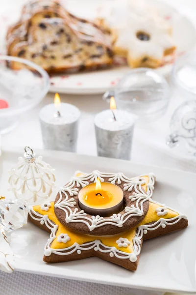 Mesa de Natal decorada com vela de gengibre — Fotografia de Stock