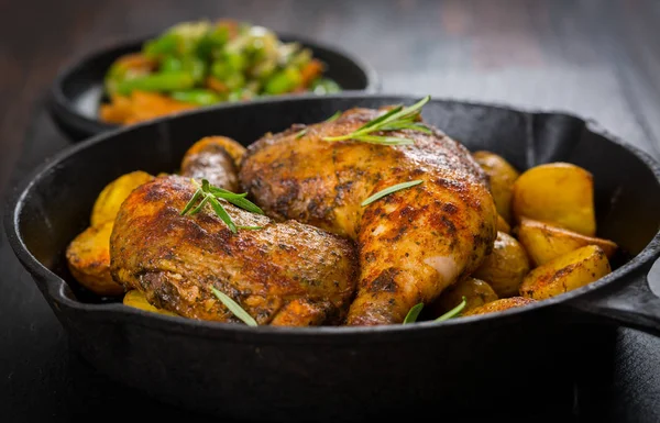 Pernas de frango assadas com potatos — Fotografia de Stock