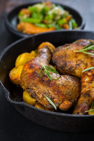 Pernas de frango assadas com potatos — Fotografia de Stock