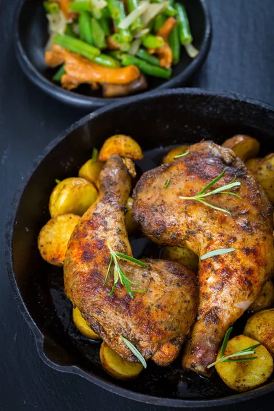 Patas de pollo al horno con patatas —  Fotos de Stock