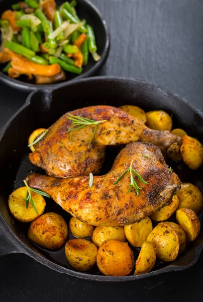 Patas de pollo al horno con patatas —  Fotos de Stock