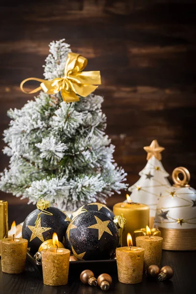 Bolas de Natal com velas — Fotografia de Stock