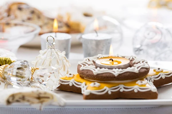 Dekorerade julbord med pepparkakor ljus — Stockfoto