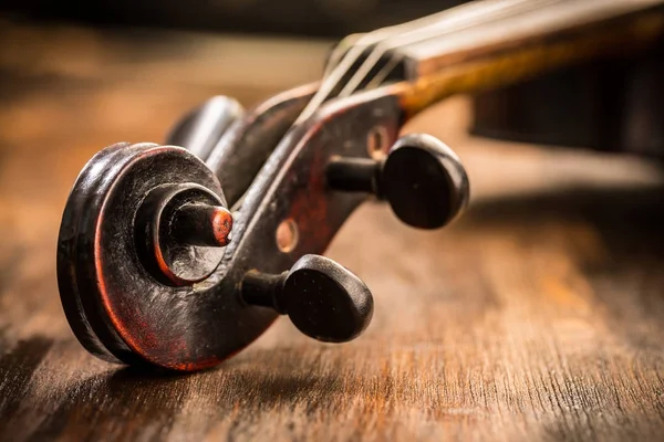 Violino in stile vintage su fondo legno — Foto Stock