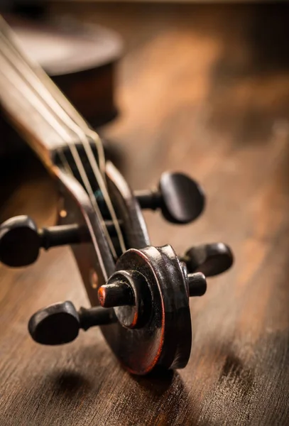 Violino em estilo vintage em fundo de madeira — Fotografia de Stock