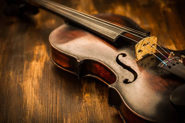 Violino em estilo vintage em fundo de madeira — Fotografia de Stock