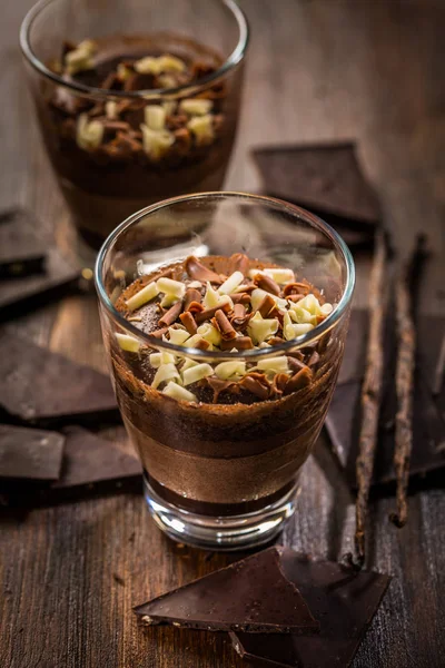 Dessert al cioccolato a strati in un bicchiere — Foto Stock