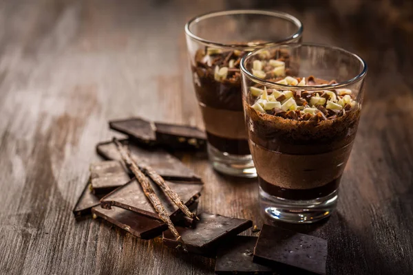 Sobremesa de chocolate em camadas em um copo — Fotografia de Stock