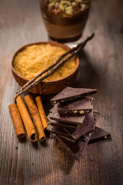 Bakning ingredienser med choklad — Stockfoto