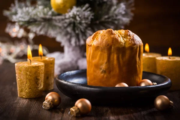 Traditioneller italienischer Panettone-Kuchen — Stockfoto