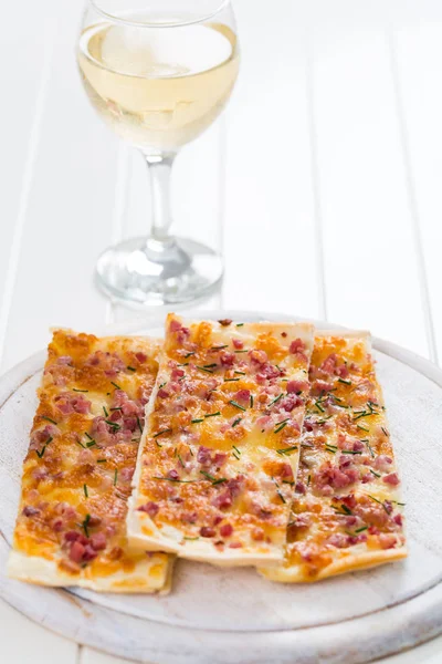 Flammkuchen oder traditionelle elsässische Torte — Stockfoto