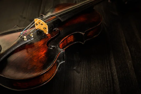 Stare skrzypce w stylu vintage na tle drewna — Zdjęcie stockowe