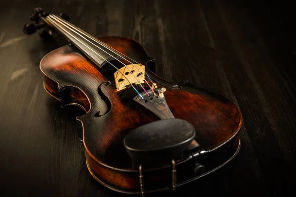 Vecchio violino in stile vintage su fondo legno — Foto Stock