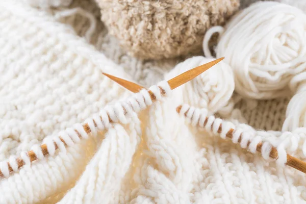 Шерсть для вязания вязальными спицами — стоковое фото