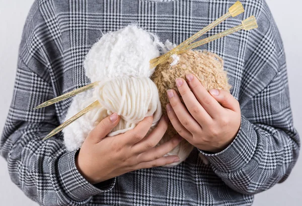 Detalhe de mãos que mantêm a lã da malharia — Fotografia de Stock