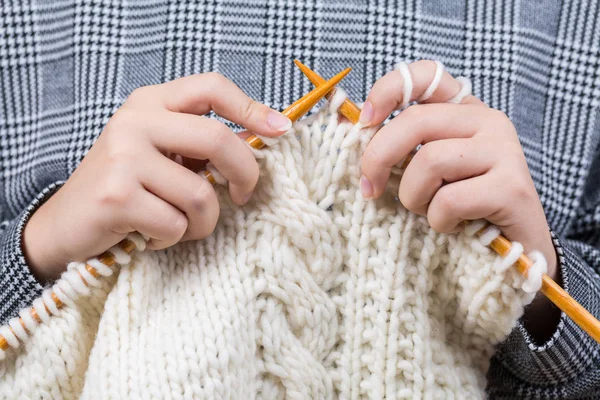 Primo piano di mani che lavorano a maglia — Foto Stock