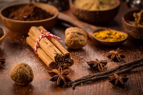 Julbakning ingrediens och kryddor — Stockfoto