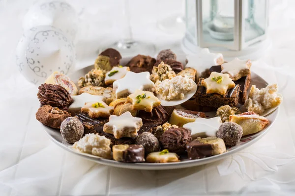 Slavnostní vánoční stolek s nejrůznějšími vánočními domácími cookies — Stock fotografie