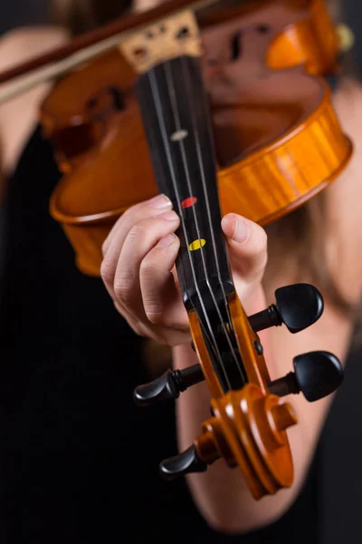 Primo piano del violino professionale nelle mani di un piccolo violinista che lo suona — Foto Stock