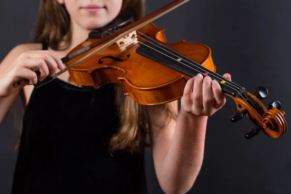 Крупный план профессиональной скрипки в руках маленького скрипача, играющего на ней — стоковое фото