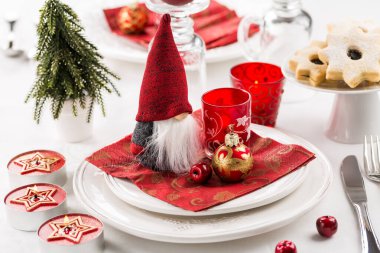 Noel ve Yeni Yıl Tatil Masası Hazırlama. Noel yemeği için yer ayarla. Tatil Dekorasyonları. 