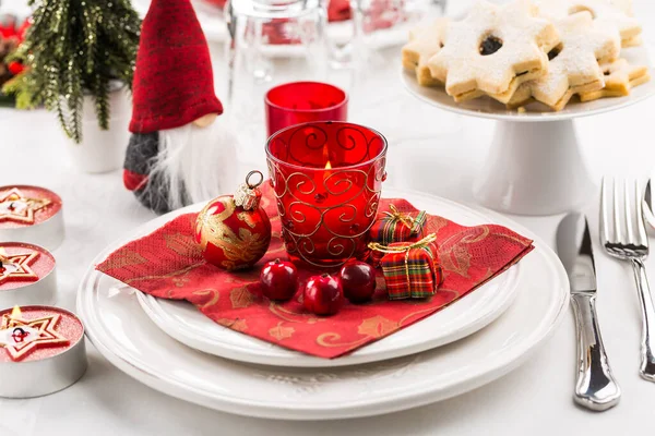 Julbord och nyårsbord dukning. Placera inställningen för julmiddag. Semesterdekorationer. — Stockfoto