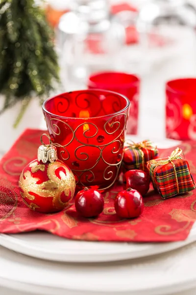 Karácsonyi és újévi ünnepi asztal beállítása. Helymeghatározás a karácsonyi vacsorához. Ünnepi dekorációk. — Stock Fotó