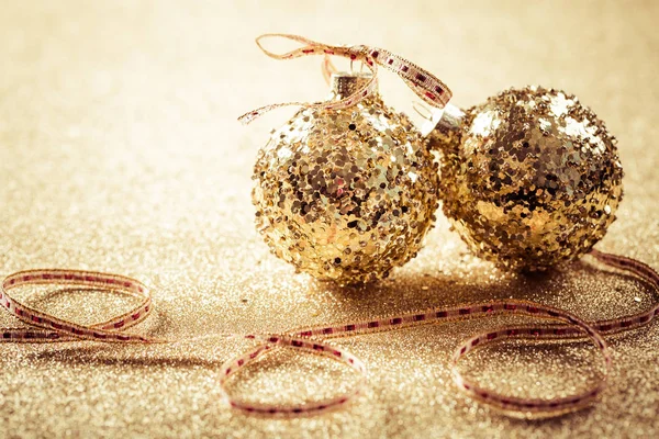 Golden christmas balls on glitter background with copy space — ストック写真