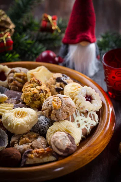 Sortimento de biscoitos de Natal com ornamentos — Fotografia de Stock