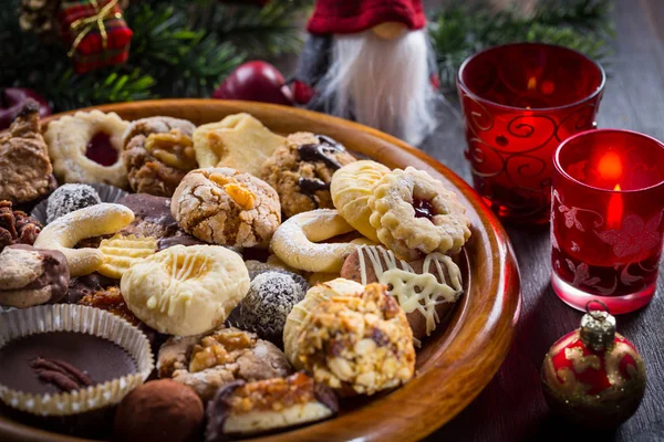 Sortiment von Weihnachtsgebäck mit Verzierungen — Stockfoto