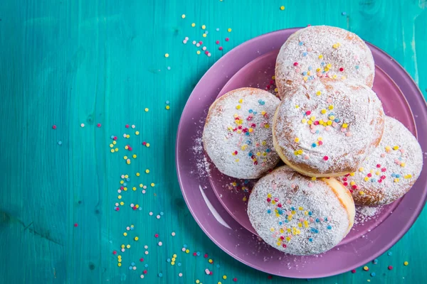 Carnevale zucchero a velo sollevato ciambelle - tedesco ciambelle berlinesi — Foto Stock