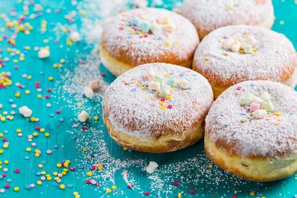 Carnaval de açúcar em pó donuts levantadas - Donuts berlinenses alemães — Fotografia de Stock