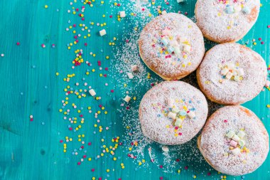 Karnaval pudralı şekerli çörek - Alman Berlinli çörekler