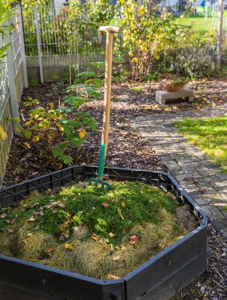 Výroba Kompostu Kompostovacím Koši Malé Zahradě — Stock fotografie