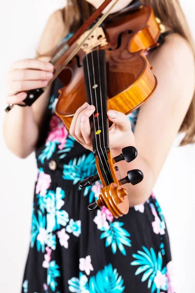 在白色背景下弹奏的小女孩手中的专业小提琴的特写 — 图库照片
