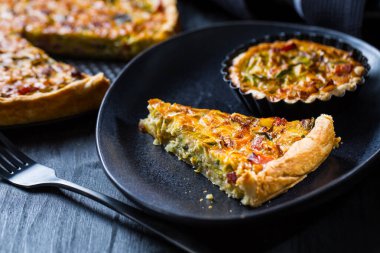 Quiche Lorraine - Pastırma ve pırasa dolu hamur hamurlu geleneksel Fransız turtası