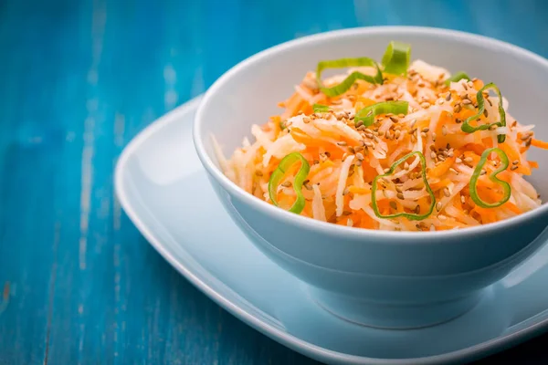 Cibo Sano Insalata Carote Cavolo Rapa Con Scalogno Semi Sesamo — Foto Stock