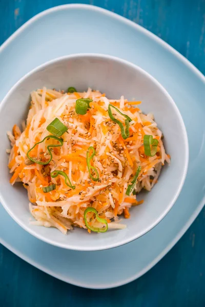 Alimentos Saudáveis Cenoura Dietética Salada Couve Rábano Com Chalotas Sementes — Fotografia de Stock