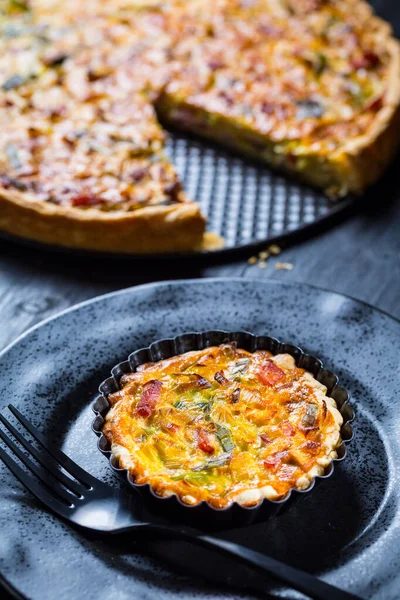 Quiche Lorraine Tarte Francesa Tradicional Com Crosta Pastelaria Repleta Bacon — Fotografia de Stock