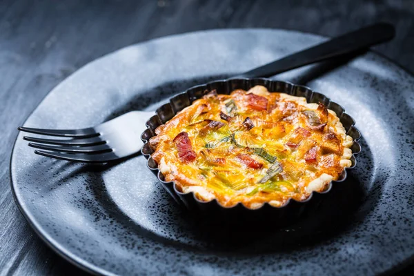 Quiche Lorraine Tradiční Francouzský Koláč Kůrkou Plněnou Slaninou Pórkem — Stock fotografie