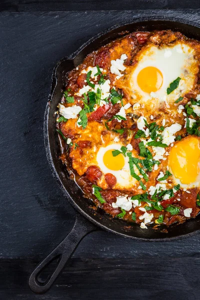 Shakshouka Mellanösterns Traditionella Maträtt Med Pocherade Ägg Tomatsås Med Fetaost — Stockfoto