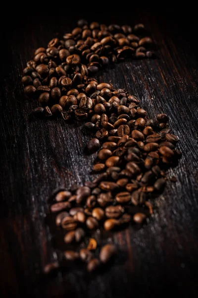 어두운 배경에 커피콩 — 스톡 사진