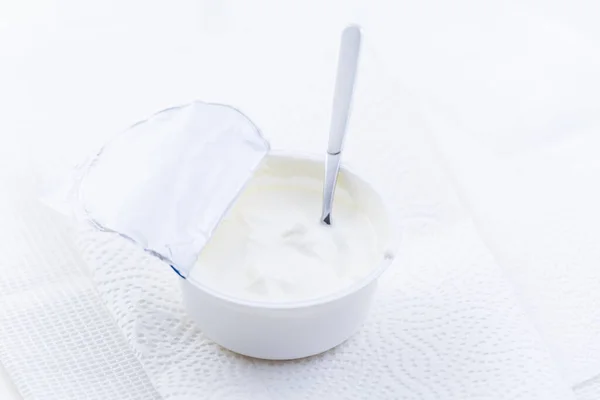 Egyszerű Görög Joghurt Csészében Kanállal Fehér Háttér — Stock Fotó